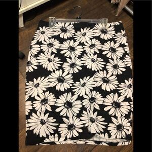 Black and white daisy skirt 23 inches long. 
Bundle and save